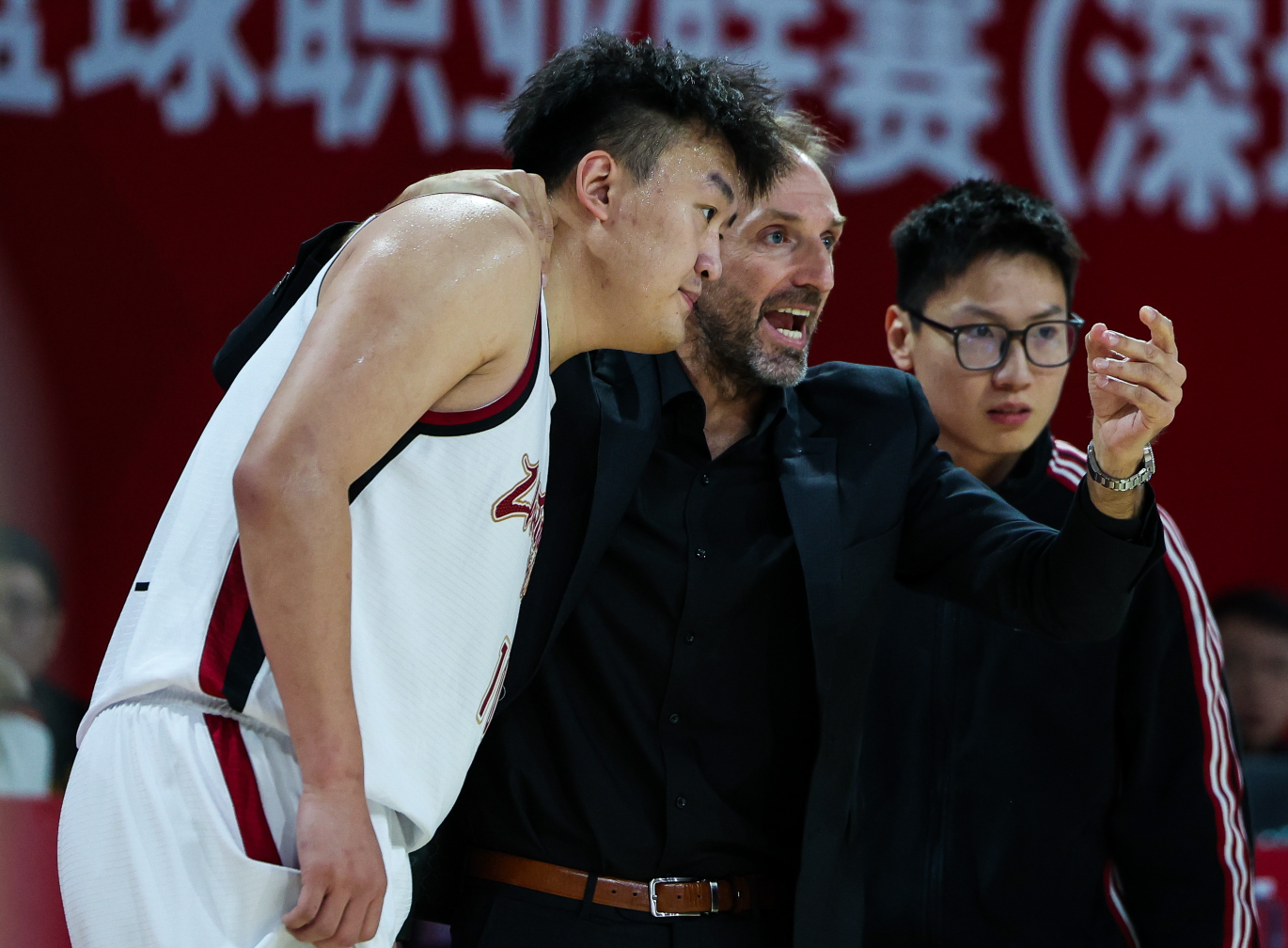 MK体育app下载-换帅如换刀！从6战5负到9战8胜，只因换了一个教练 球迷：CBA奇迹