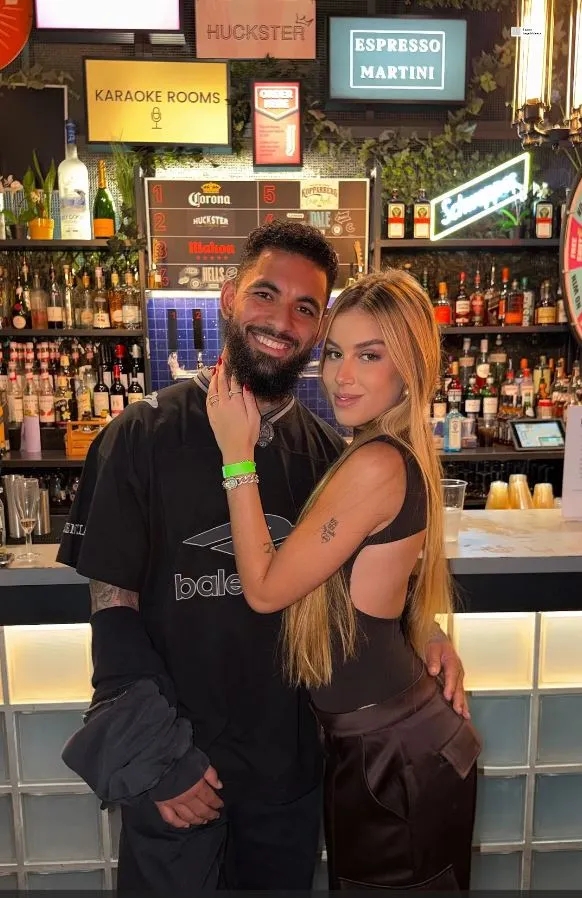 MK体育-💕埃杜19岁女儿与27岁道格拉斯·路易斯公开恋情，社媒甜蜜互动